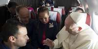 Papa celebra casamento durante viagem de avião no Chile  Foto: EPA / Ansa - Brasil