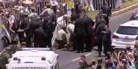 Papa Francisco ajuda policial que caiu do cacalo em Iquique, no Chile
18/01/2018 REUTERS TV  Foto: Reuters