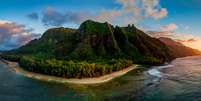 Vista aérea da costa de Kauai, Havaí, ao pôr-do-sol   Foto: iStock