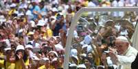 Francisco anda de papamóvel em meio a multidão de fiéis em Puerto Maldonado  Foto: EPA / Ansa - Brasil