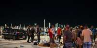 Equipes de resgate prestam socorro a vítimas de atropelamento em Copacabana  Foto: Reuters