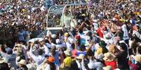 Francisco anda de papamóvel na praia de Huanchaco, em Trujillo  Foto: EPA / Ansa - Brasil