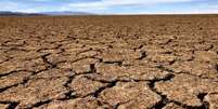 O lago boliviano Poopó, durante a estação seca, torna-se uma planície de argila  Foto: BBC News Brasil