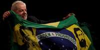 Lula segura bandeira em ato a favor de sua candidatura no Rio de Janeiro  Foto: Reuters