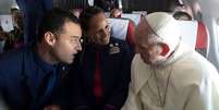 Papa Francisco celebra casamento de comissários Paula Podest e Carlos Ciufffardi durante voo no Chile  Foto: Reuters