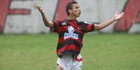 Rafinha chegou na base do Flamengo por meio de uma parceria com o CFZ, o time de Zico. O meia-atacante, campeão da Copinha em 2011, subiu para o profissional em 2013 e, após um gol contra o Vasco, caiu nas graças da torcida. Rafinha fechou recentemente com o Avaí, mas já defendeu o Bahia, Atlético-GO, Metropolitano e também tem passagens pela Tailândia e Coréia do Sul  Foto: Paulo Wrencher/Lancepress / LANCE!