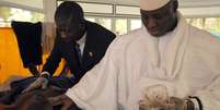 Yahya Jammeh (à dir.) em 2007, administrando seu tratamento anti-HIV à base de ervas e "cura espiritual"  Foto: EPA / BBC News Brasil