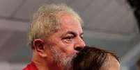 Lula beija criança no Sindicato dos Metalúrgicos de São Bernardo, onde ele acompanha o julgamento  Foto: Reuters