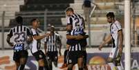 Santistas comemoram gol de empate, com Sasha  Foto: Ricardo Moreira/Fotoarena/Lancepress! / LANCE!