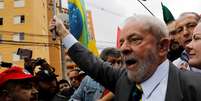 Lula em comício: lei sancionada pelo próprio ex-presidente pode tirá-lo do páreo  Foto: DW / Deutsche Welle