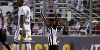 Rodrygo comemora primeiro gol como profissional ajoelhado (FOTO: Ivan Storti / Santos FC)  Foto: Lance!