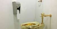 Vaso sanitário de ouro, do artista italiano Maurizio Cattelan  Foto: Ansa / Ansa - Brasil