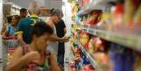 A confiança do consumidor do Brasil caiu em fevereiro, após sequência de dois meses de alta  Foto: Agência Brasil