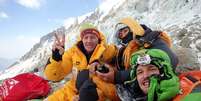 Denis Urubko, Elisabeth Revol e Adam Bielecki posam para foto na base do Nanga Parbat 28/01/2018 Cortesia de Adam Bielecki fb.com/adambieleckiteam/Divulgação via REUTERS   Foto: Reuters