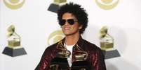 Bruno Mars com seus prêmios Grammy  Foto: Reuters