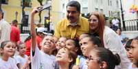 Presidente venezuelano, Nicolás Maduro, posa para foto em praça em Caracas
01/02/2018 Divulgação/Palácio de Miraflores via REUTERS   Foto: Reuters