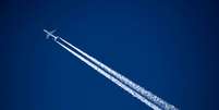 Em um estudo, 98,7% dos cientistas descartaram que rastros de fumaça de aviões sejam parte de um enredo sinistro  Foto: Getty Images / BBC News Brasil