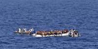 Apesar de diminuição do fluxo de chegadas, imigrantes ainda arriscam em travessia pelo Mediterrâneo  Foto: EPA / Ansa - Brasil