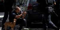 Policial se posiciona durante operação contra traficantes na Cidade de Deus, no Rio de Janeiro  Foto: Reuters