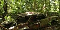 O Chevrolet Corvair que foi abandonado depois que teve problemas técnicos na selva | Foto: Camilo Estrada Isaza/BBC  Foto: BBC News Brasil