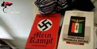 Livros de Adolf Hitler e sobre o regime fascista na Itália, encontrados na casa de Luca Traini  Foto: ANSA / Ansa - Brasil