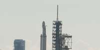 Foguete Falcon Heavy no Centro Espacial Kennedy  Foto: Reuters