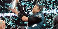 Nick Foles, do Philadelphia Eagles, levanta troféu do Superbowl  Foto: Reuters