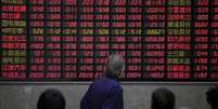Investidores observam dados de ações em casa de corretagem em Xangai, na China 07/03/2016 REUTERS/Aly Song  Foto: Reuters