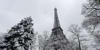 &Aacute;rvores cobertas de neve s&atilde;o vistas perto da Torre Eiffel, em Paris 07/02/2018 REUTERS/Gonzalo Fuentes  Foto: Reuters