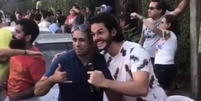 T&uacute;lio Gad&ecirc;lha aproveitou carnaval para vender cervejas ao lado do irm&atilde;o, no Pernambuco.  Foto: Instagram / Reprodu&ccedil;&atilde;o