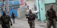 Homens do Bope durante operação contra traficantes na Cidade de Deus  Foto: Reuters