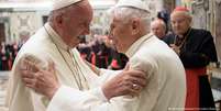 Papa Francisco (esq.) saúda seu antecessor no Vaticano, em 28/06/2018  Foto: DW / Deutsche Welle