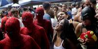 Um bom alongamento ajuda a curtir o Carnaval e aliviar a dor pós-folia  Foto: REUTERS/Ricardo Moraes