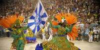Casal de mestre-sala e porta-bandeira da Beija-flor durante desfile na Marquês de Sapucaí   Foto: Agência Brasil