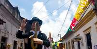 Os bonecos gigantes, tradição do carnaval pernambucano, desfilaram mais uma vez pelas ruas de Olinda  Foto: Agência Brasil