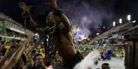 Na primeira noite de desfiles, a passagem da Paraíso do Tuiuti foi marcada por protesto  Foto: REUTERS/Ricardo Moraes