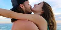 Camila Queiroz e Klebber Toledo falam sobre casamento na praia: "Descal&ccedil;o, p&eacute;s na areia"  Foto: Reprodu&ccedil;&atilde;o, Instagram / PureBreak