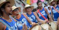 O Bloco Rio Maracatu inspirado na temática do Maracatu de Baque Virado, do Recife, leva batuque à orla de Ipanema   Foto: Agência Brasil