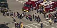 Estudantes são evacuados da escola Marjory Stoneman Douglas High School; autor suspeito pelo ataque foi detido  Foto: Reuters / BBC News Brasil