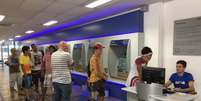 Muita gente uso ou caixa eletr&ocirc;nico para sacar o dinheiro das contas inativas do FGTS  Foto: Ag&ecirc;ncia Brasil