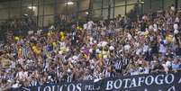 Torcedores do Botafogo-RJ no Estádio Kleber Andrade, em Vitória (ES), durante partida contra a Desportiva-ES  Foto: Gazeta Press