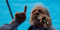O ex-presidente brasileiro Luiz Inácio Lula da Silva participa de rali em apoio à sua candidatura nas eleições presidenciais de 2018 em Porto Alegre, no Brasil
23/01/2018
REUTERS/Paulo Whitaker  Foto: Reuters
