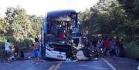 Acidente entre carro e ônibus e carreta na BR-020  Foto: Agência Brasil