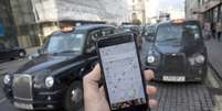 Celular mostra aplicativo do Uber com táxis londrinos no fundo da imagem em Londres, no Reino Unido
10/11/2017
REUTERS/Simon Dawson  Foto: Reuters