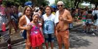 O casal Natália Cleto e André Cleto e os filhos aproveitaram o último dia de carnaval do Rio de Janeiro no desfile do Monobloco  Foto: Agência Brasil