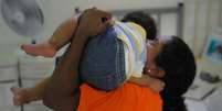 M&atilde;e com filho no Complexo Penitenci&aacute;rio de Bangu; prote&ccedil;&atilde;o &agrave; crian&ccedil;a depende da prote&ccedil;&atilde;o &agrave; presa, diz advogado | Foto: T&acirc;nia R&ecirc;go/Ag. Brasil  Foto: BBC News Brasil