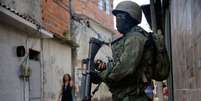 Militar do Exército nesta terça-feira na Favela Kelson's, na Penha, zona norte do Rio | Foto: Fernando Frazão/Ag. Brasil  Foto: BBC News Brasil