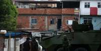 Membros das Forças Armadas patrulham favela durante operação contra violência no Rio 21/02/2017 REUTERS/Pilar Olivares  Foto: Reuters