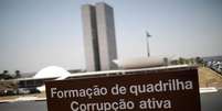 Placa de protesto contra a corrupção em frente ao Congresso, em Brasília 16/10/2017 REUTERS/Ueslei Marcelino  Foto: Reuters