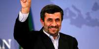 Mahmoud Ahmadinejad acena ao deixar entrevista em Istambul
 9/5/2011    REUTERS/Murad Sezer  Foto: Reuters